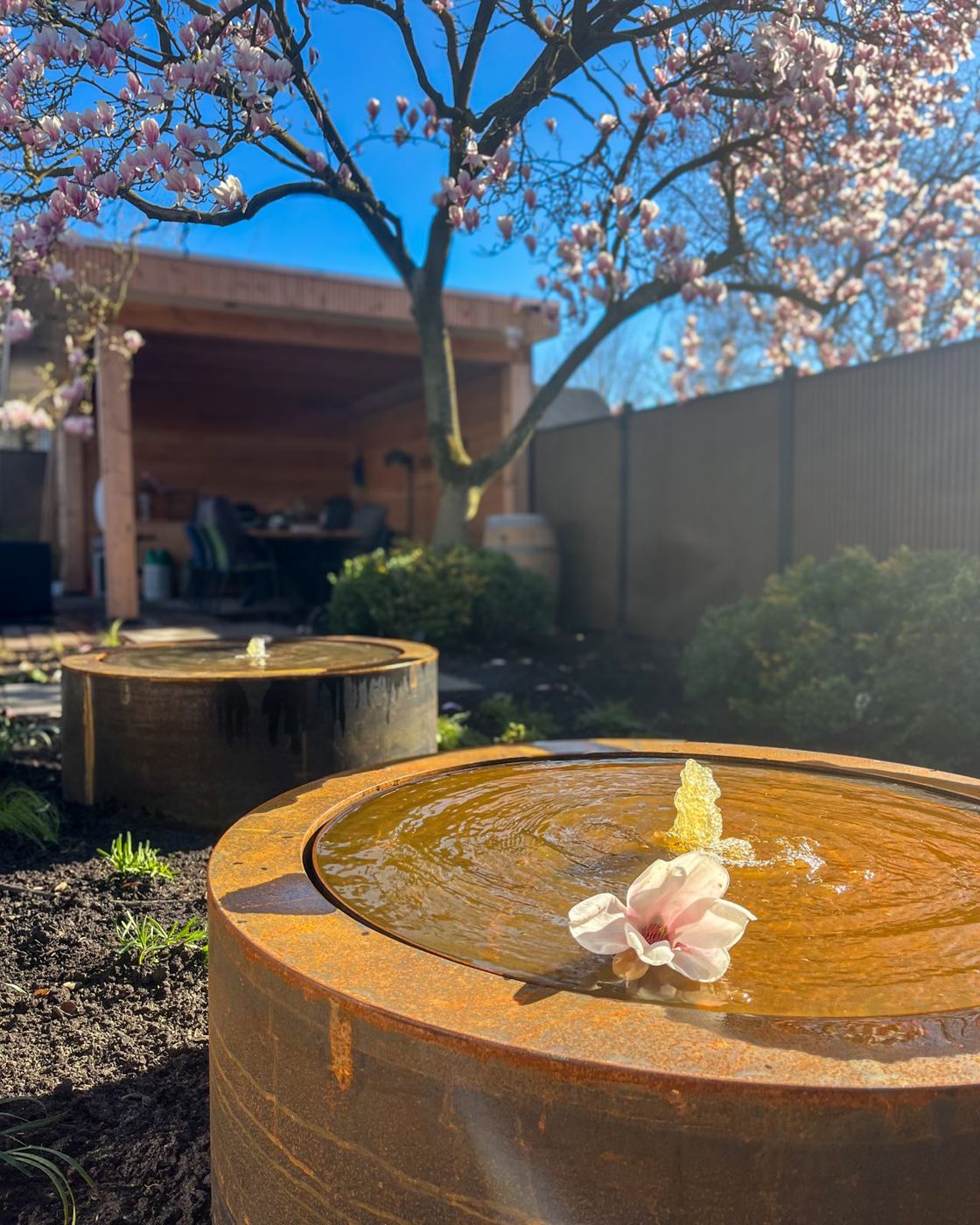 Cortenstalen watertafel in een aangelegde tuin, Vaanakker